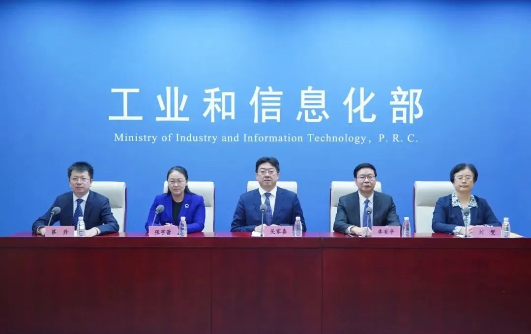 一周园区要闻盘点?丨工信部举行“发挥国家高新区作用 加快推进新型工业化”新闻发布会；铲雪除冰保运行，中关村园区在行动